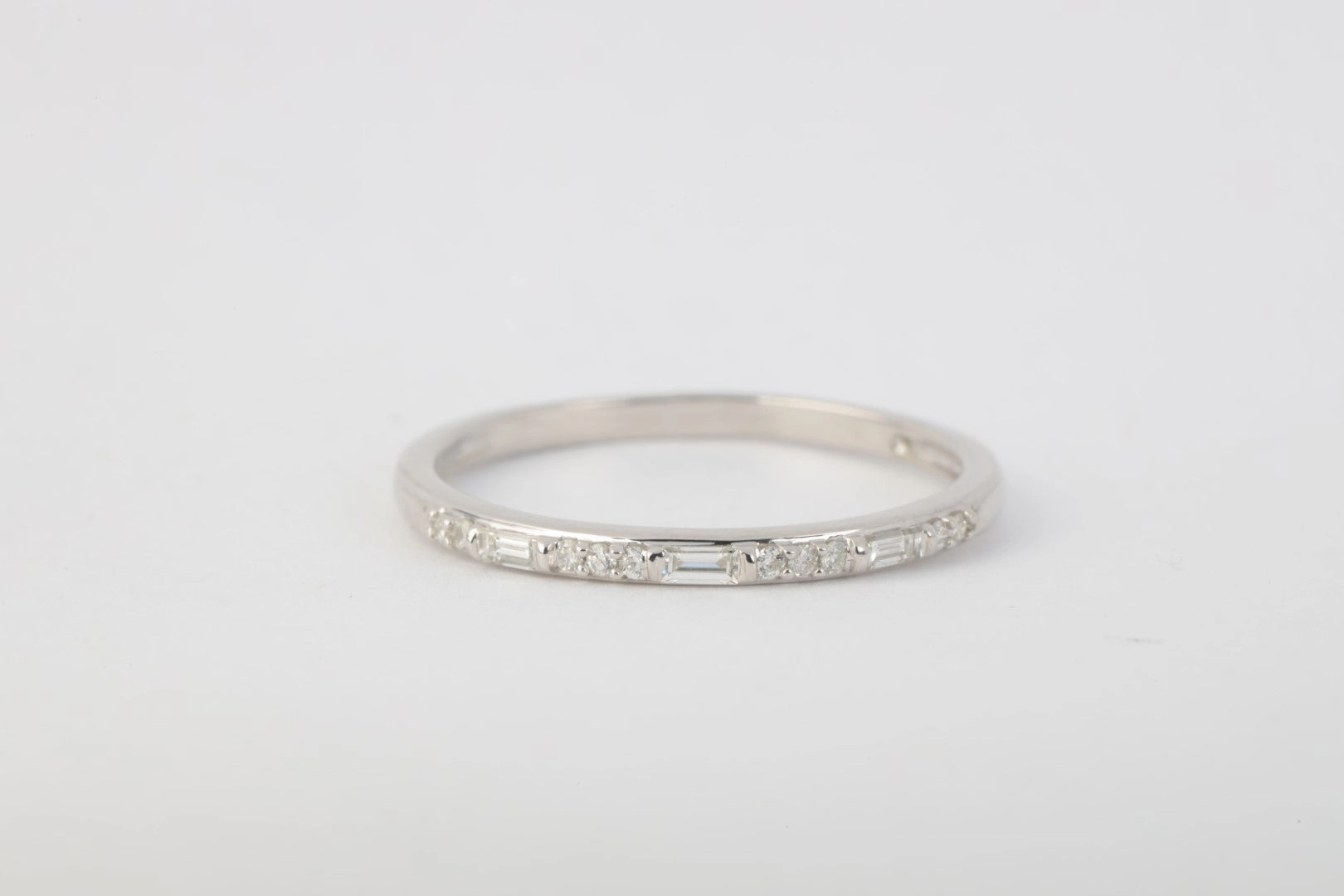 10k White Gold 0.11tcw Diamond Ring Band Size 7.5 (1.41g.)