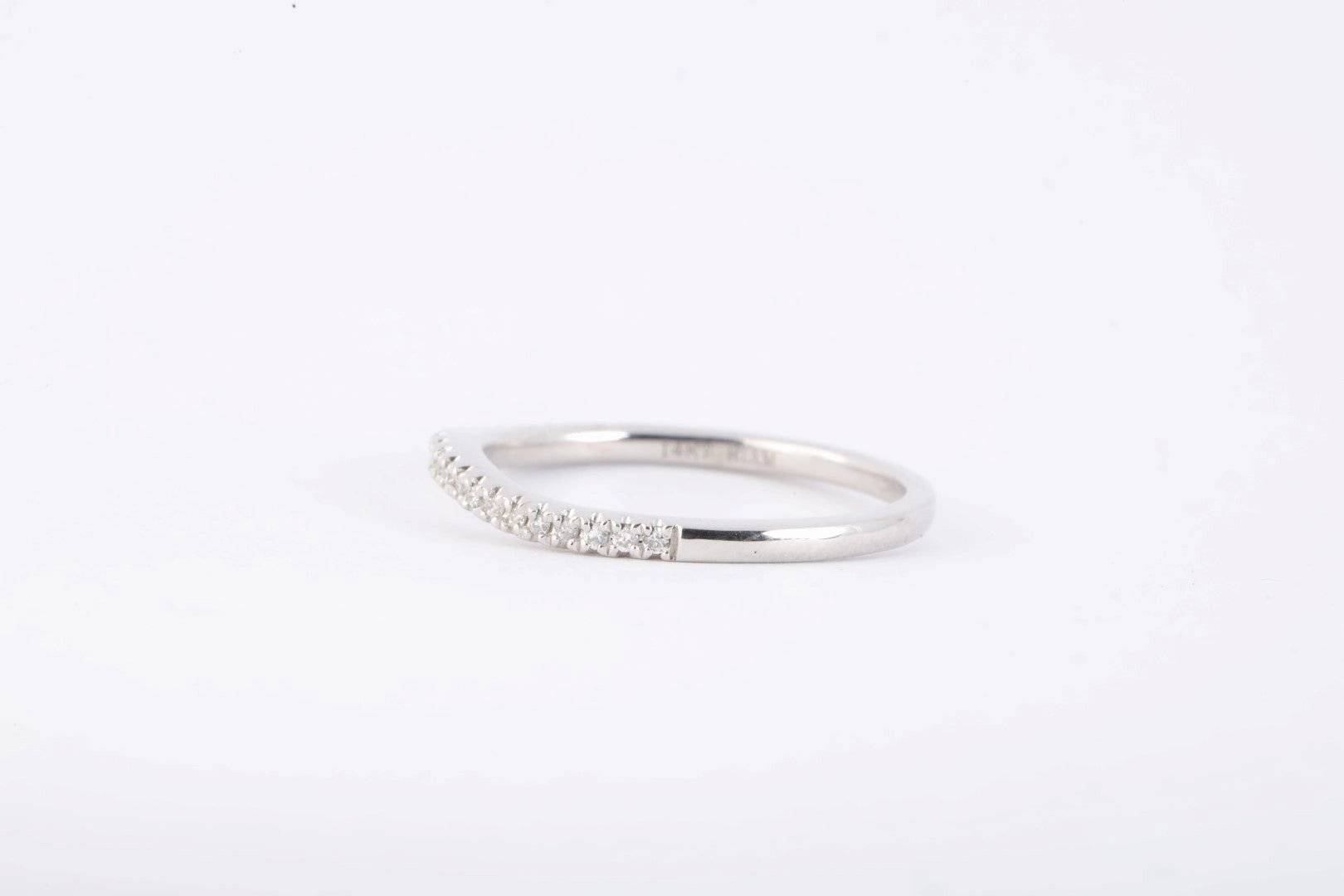 14k White Gold 0.110tcw Diamond Wedding Band Size 7 (1.89g.)