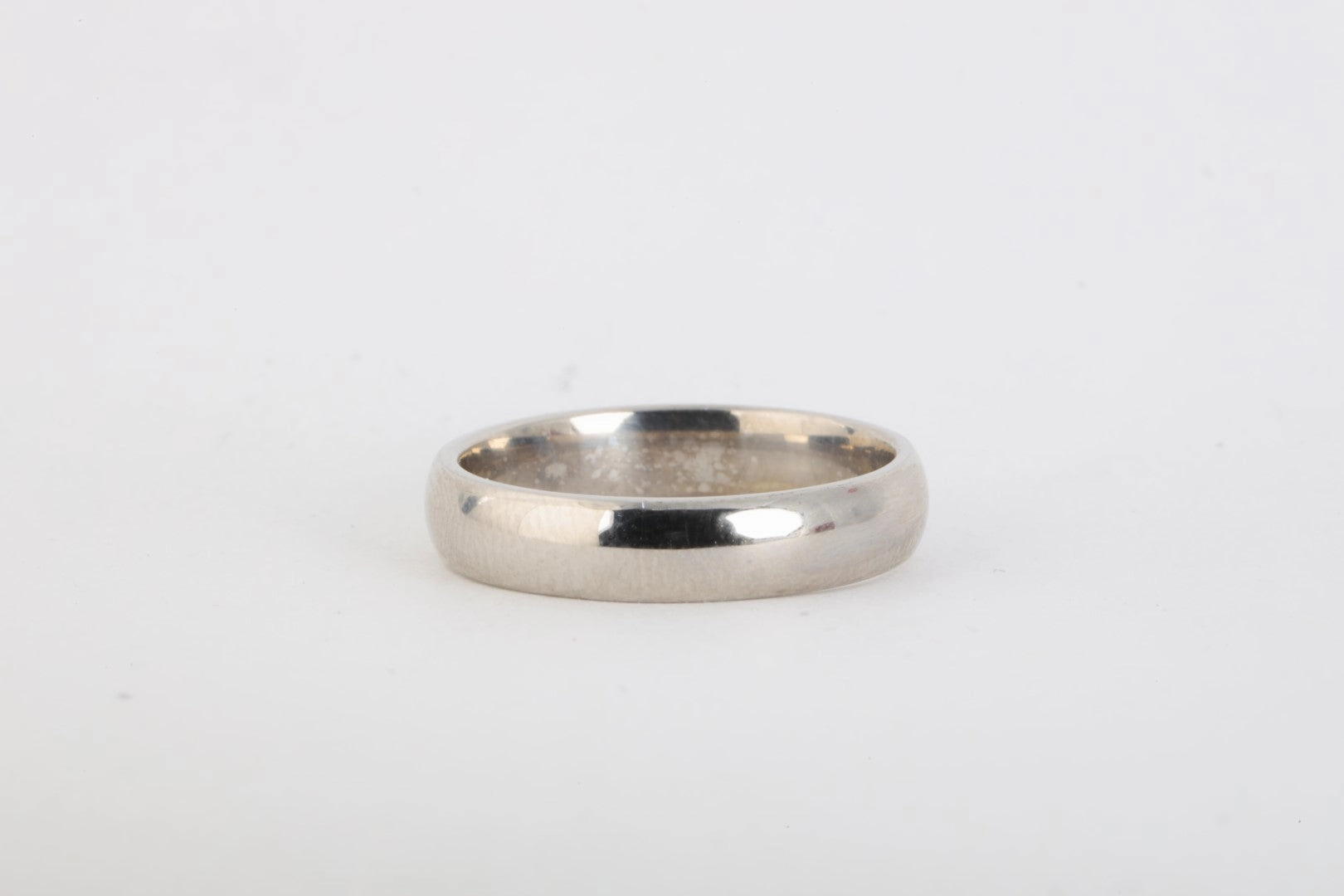 14k White Gold Band Ring Size 6 (3.61g.)