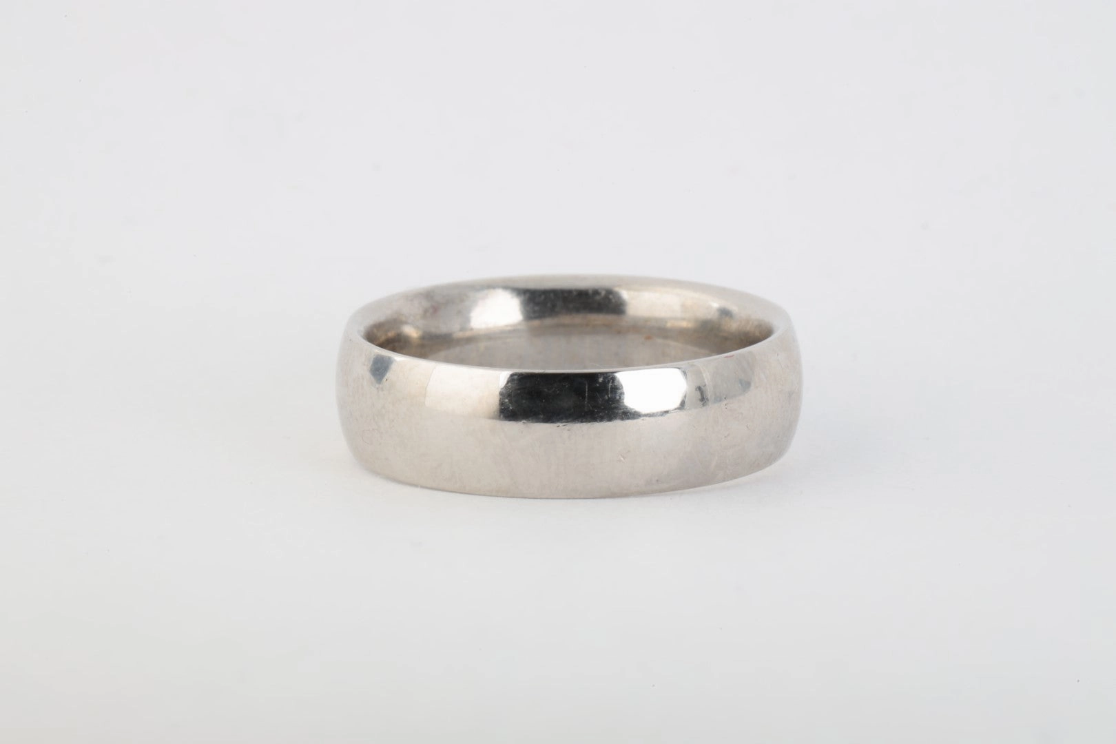 14k White Gold Gent's Band Size 7.75 (7.18g.)