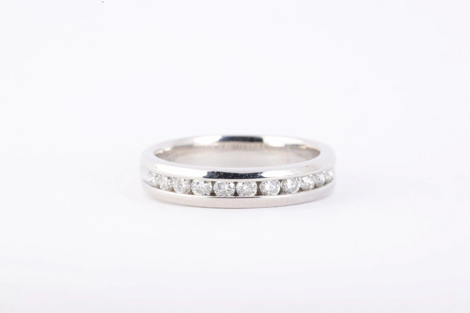 18k White Gold 0.33tcw Diamond Wedding Band Size 6.25 (4.13g.)