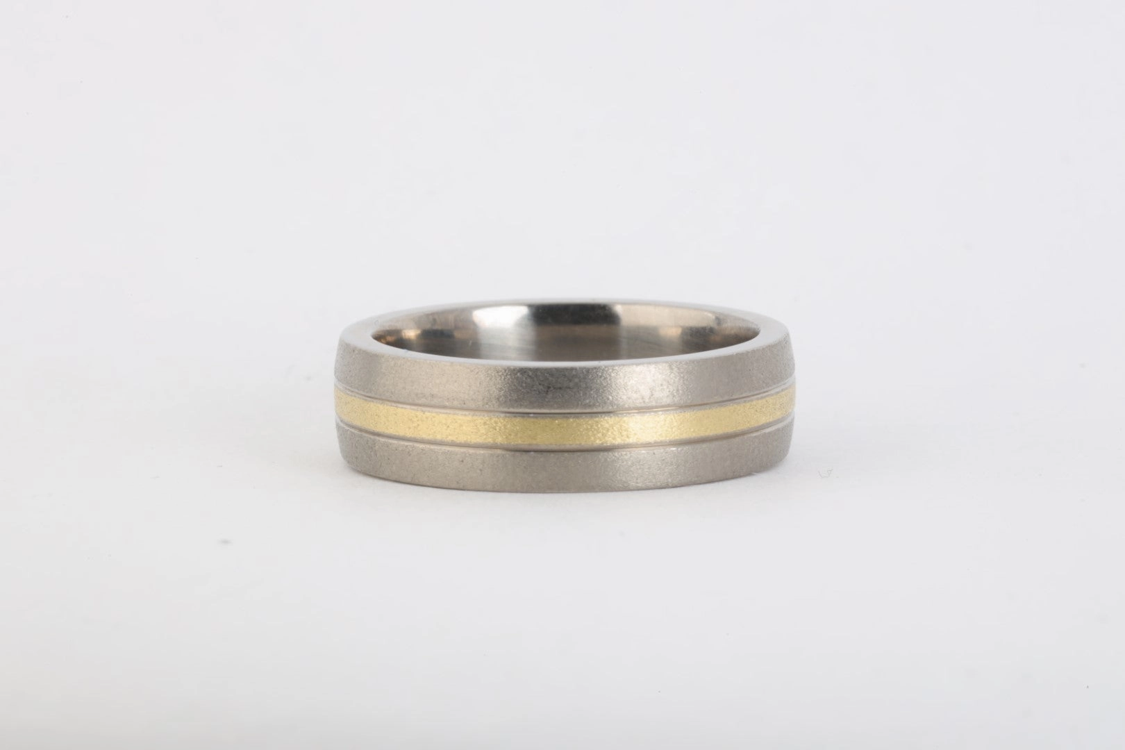18k Yellow Gold and Titanium Band Ring Size 8 (4.00g.)