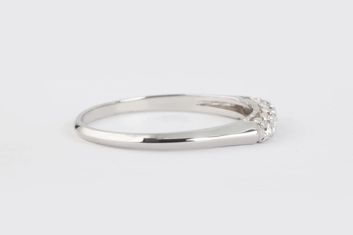 900 Platinum 0.25ctw Diamond Band (3.10g.)