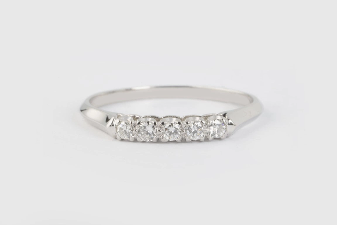 900 Platinum 0.25ctw Diamond Band (3.10g.)