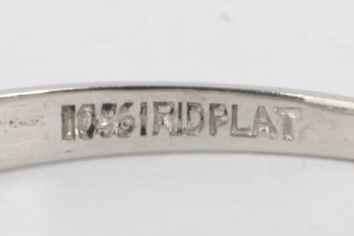 900 Platinum 0.25ctw Diamond Band (3.10g.)
