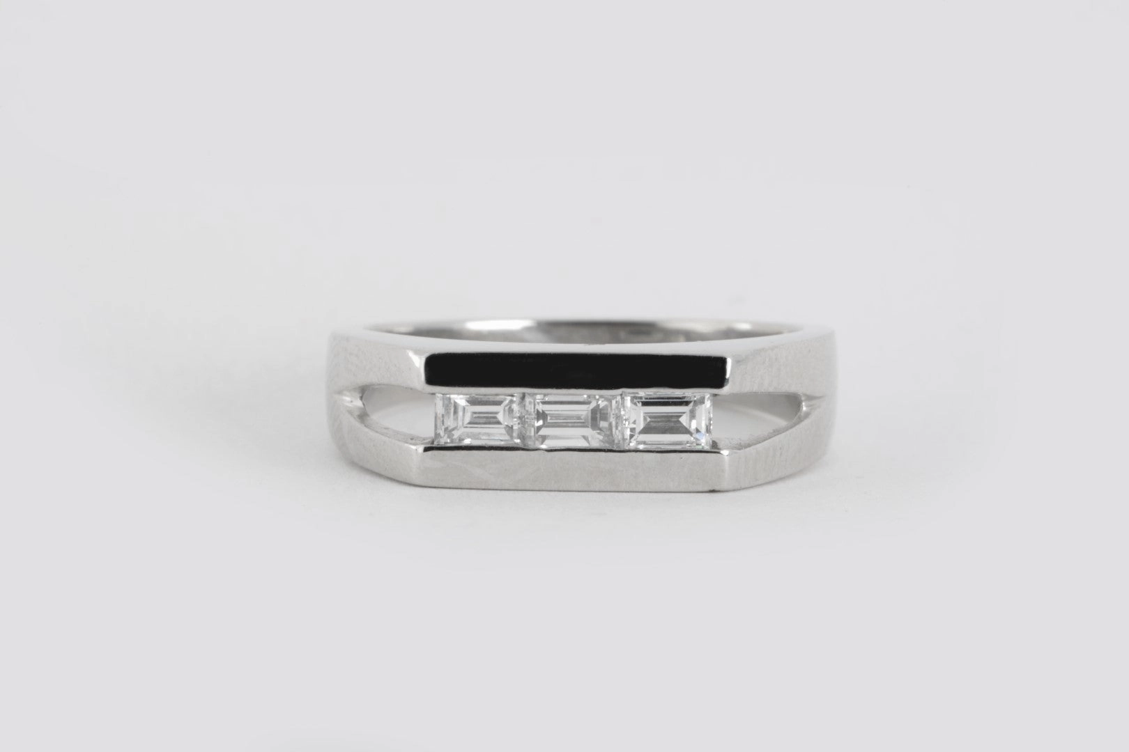 900 Platinum 0.60tcw Diamond Wedding Band Size 9.5 (11.02g.)