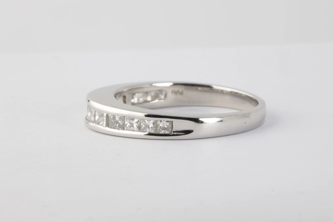 900 Platinum 0.65ctw Diamond Ring Size 8 (6.58g)
