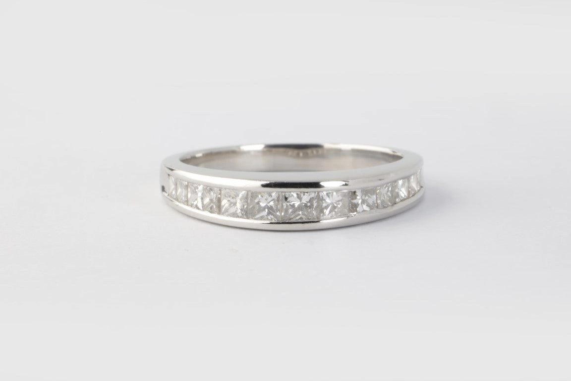 900 Platinum 0.65ctw Diamond Ring Size 8 (6.58g)