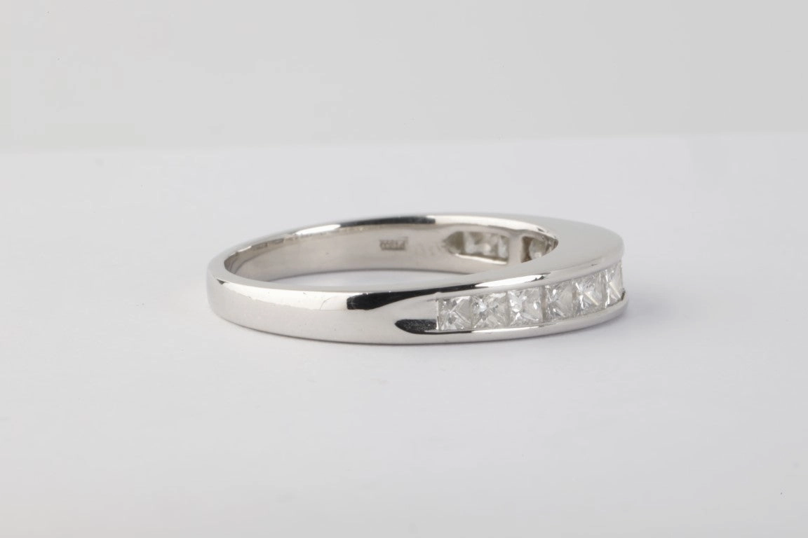 900 Platinum 0.65ctw Diamond Ring Size 8 (6.58g)