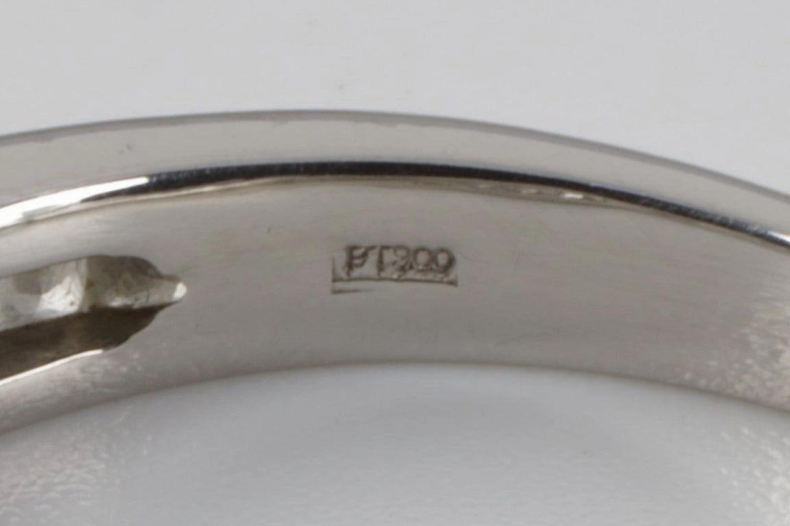 900 Platinum 0.65ctw Diamond Ring Size 8 (6.58g)