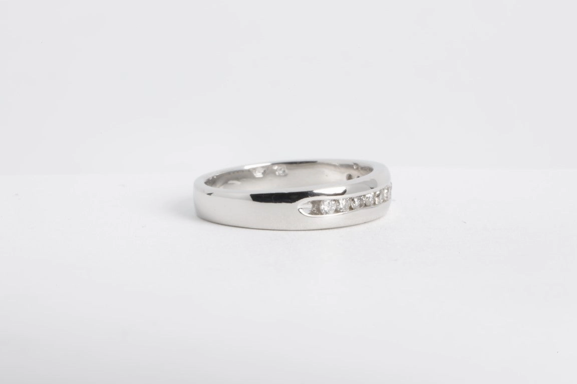 950 Platinum 0.24tcw Diamond Channel Set Wedding Band Size 6 (6.10g.)