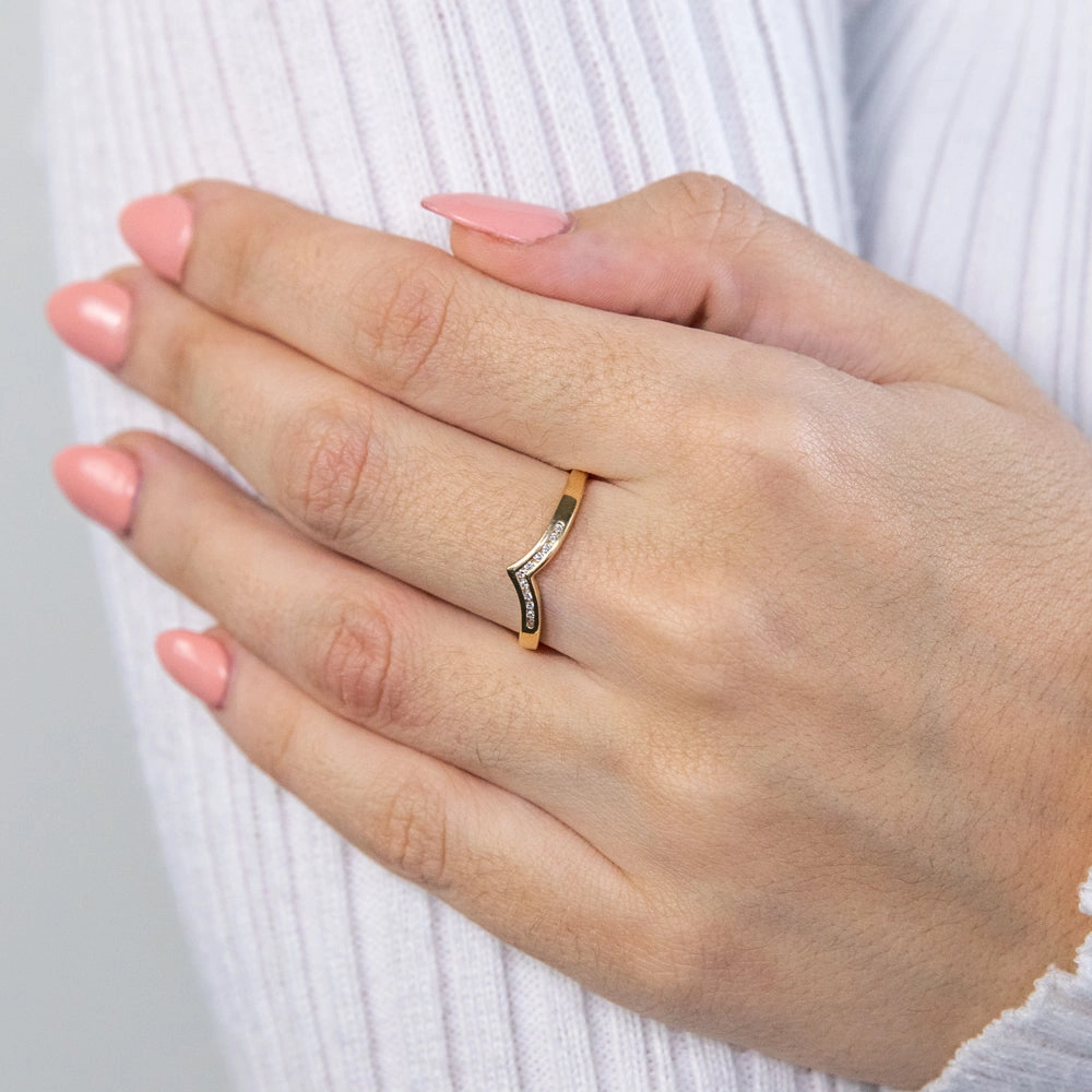9ct Yellow Gold Diamond Ring Set with 11 Brilliant Diamonds