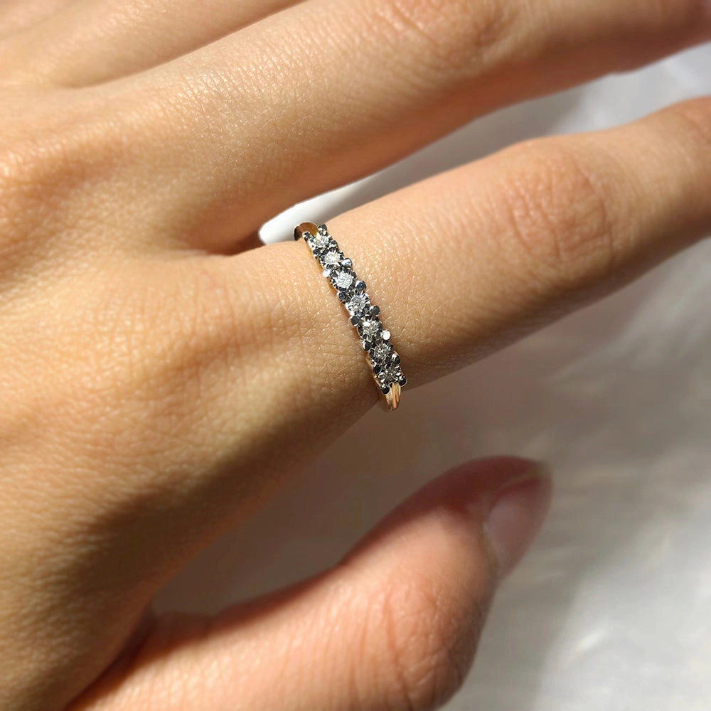 9ct Yellow Gold Diamond Ring Set With 7 Stunning Diamonds