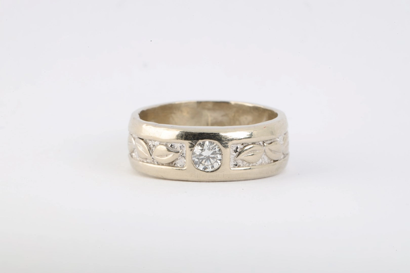 Na Hoku 18k White Gold 0.17tcw Diamond Maile Leaf Band Ring Size 6 (6.48g.)